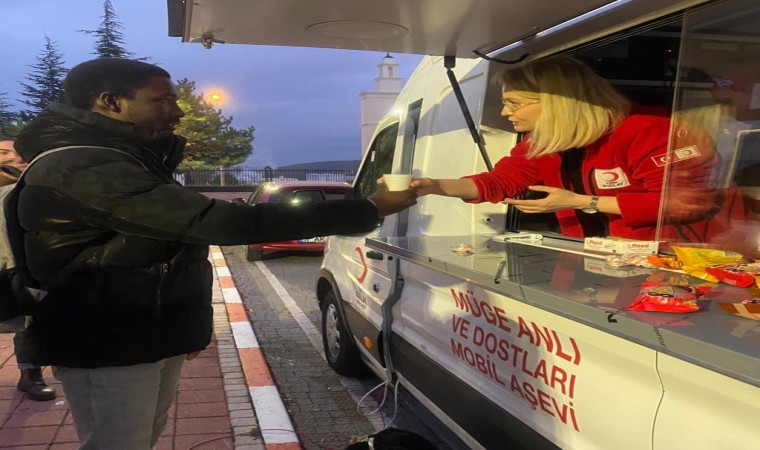 Kızılay ders çalışan öğrencilere sıcak çay ve kek ikramı yaptı