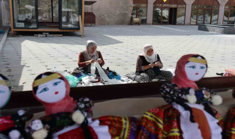 Kızına yaptığı bebek 60 yıldır mahallelinin geçim kapısı oldu