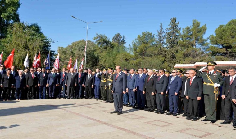 KKTC Cumhurbaşkanı Tatar ve Cumhurbaşkanı Yardımcısı Yılmaz, Lefkoşa Atatürk Anıtına çelenk bıraktı