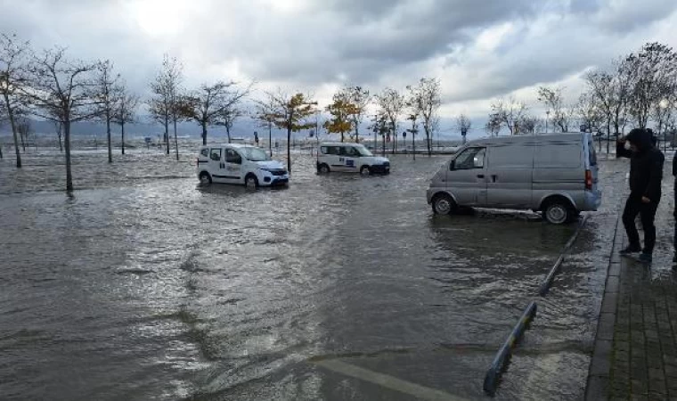 Kocaeli’de 4 katlı binanın çatısı, yan binanın üzerine uçtu (3)