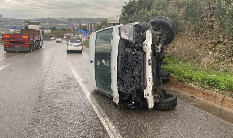 Kocaelide işçi servisi devrildi : 1i ağır 9 yaralı