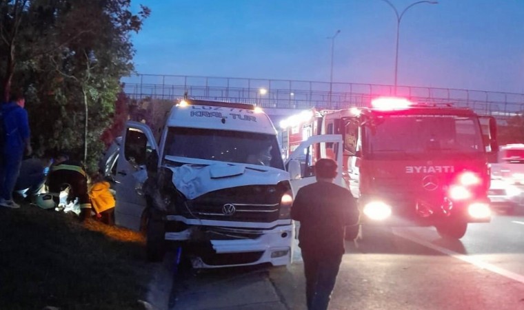 Kocaelide işçi servisi ile otomobil çarpıştı: 14 yaralı