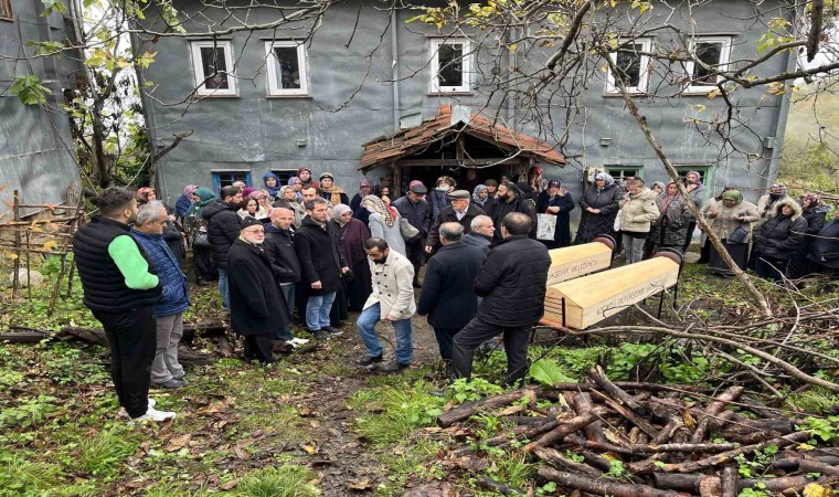 Kocaelideki aile katliamında ölen anne ile oğlu Sinopta toprağa verildi