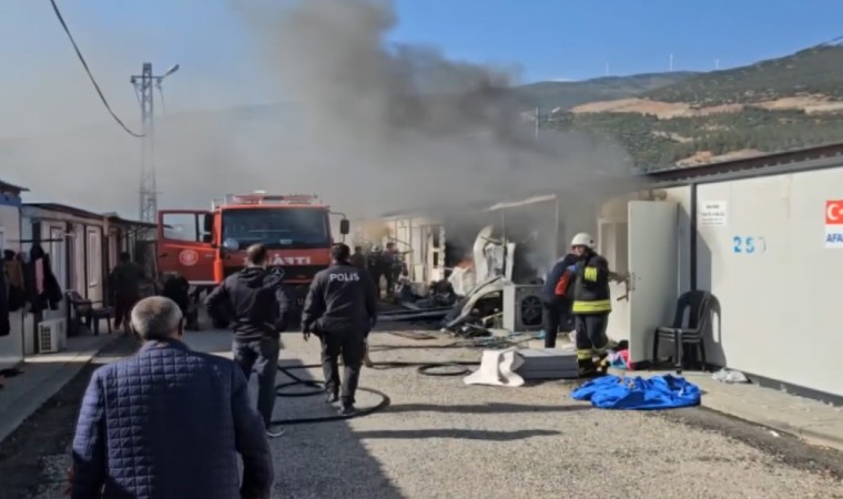 Konteyner kentte çıkan yangında 2 konteyner kül oldu