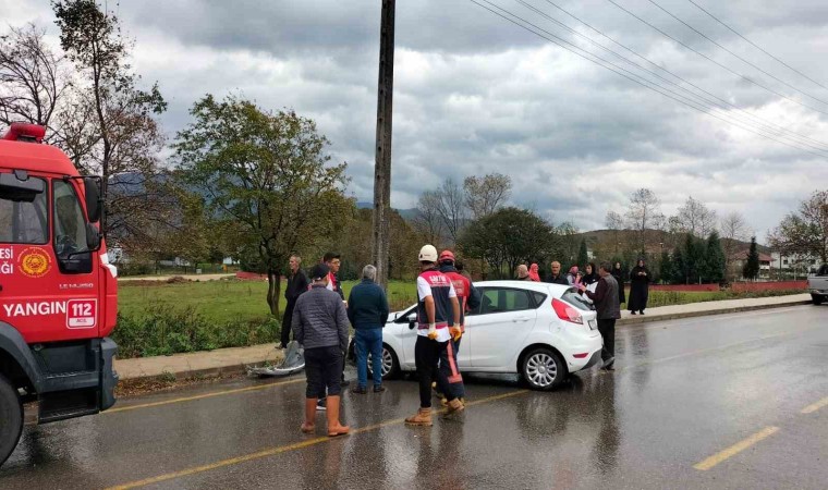 Kontrolden çıkan otomobil beton direğe çarptı: 6 yaralı