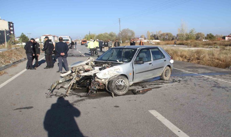 Kontrolden çıkan otomobil karşı şeritteki otomobille çarpıştı