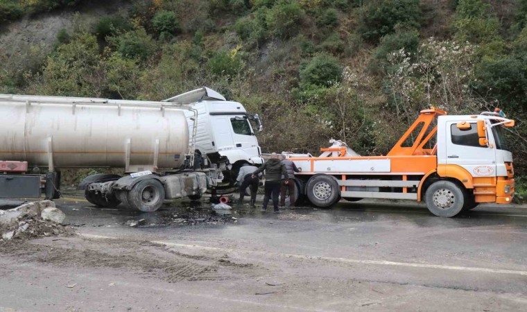 Kontrolden çıkan tır makasladı, D-650 kara yolu trafiğe kapandı