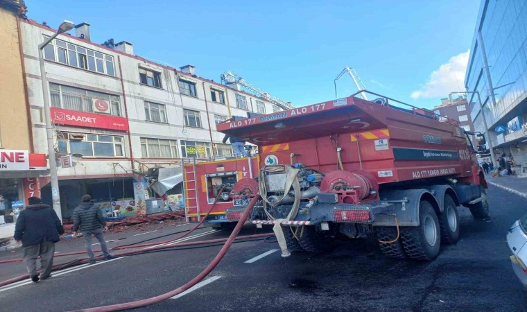 Konyada 4 katlı iş hanının çatısında yangın