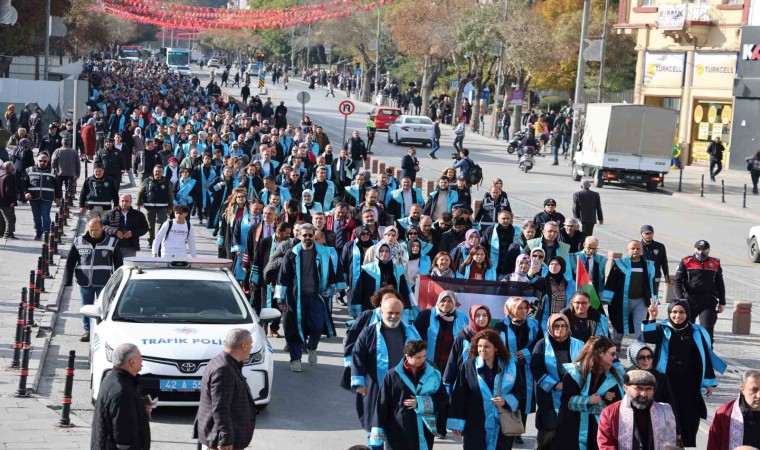 Konyada 5 üniversitenin akademisyenleri İsraile tepki için sessiz çığlık yürüyüşü düzenledi