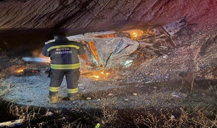 Konyada tıra çarpan otomobil alev aldı: 2 ölü