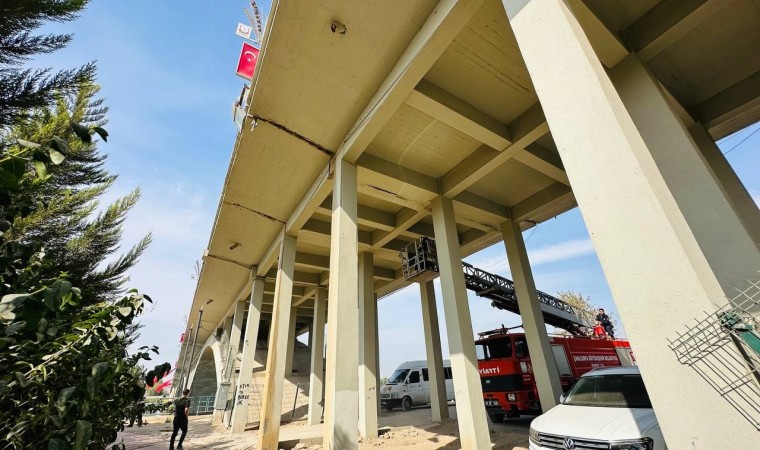 Köprüde mahsur kalan kedi battaniye yardımıyla kurtarıldı