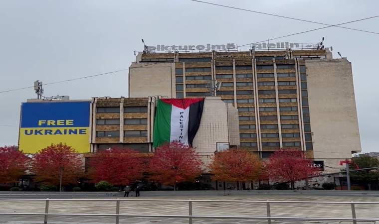 Kosovanın tarihi oteline dev özgür Filistin bayrağı asıldı