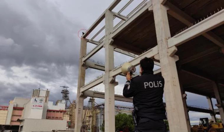 Kovulduğu inşaata çıkıp intihar girişiminde bulununca, tazminatı vinçle ulaştırıldı