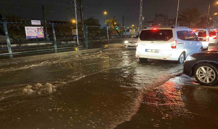 Küçükçekmecede aniden bastıran yağış yolları göle çevirdi