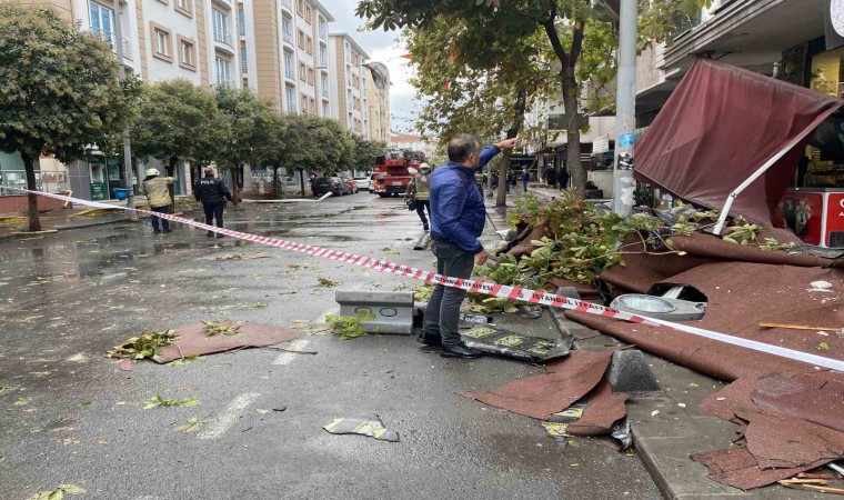 Küçükçekmecede etkili olan fırtınada uçan çatıdan kopan parçalar bakkala giden adamın kafasına isabet etti