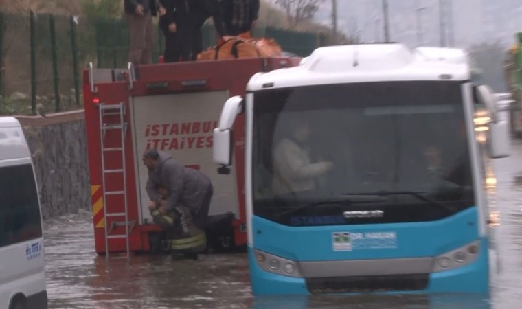 Küçükçekmecede göle dönen yolda araçlarında mahsur kalan 38 kişi kurtarıldı