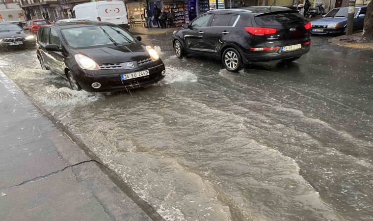 Küçükçekmecede rögarlar taştı, yollar göle döndü