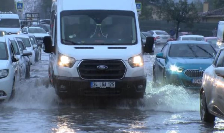 Küçükçekmece’de yollar göle döndü; araçlar güçlükle ilerledi