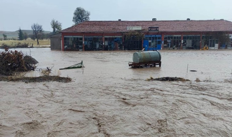 Kuluda sağanak yağmur ve şiddetli rüzgar etkili oldu