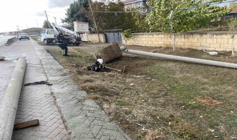 Kuluda şiddetli rüzgar elektrik direğini devirdi