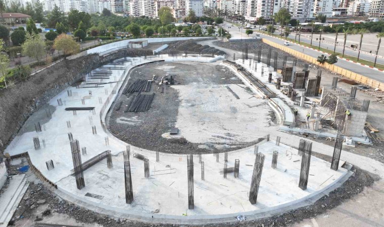 Kumluca Atatürk Stadyumunda çalışmalar hızla sürüyor