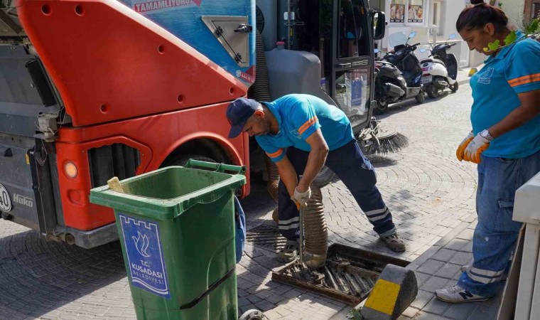 Kuşadası Belediyesinden su taşkınlarına karşı aralıksız mesai