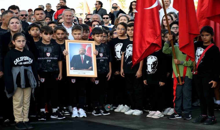 Kuşadasında Atatürk törenle anıldı