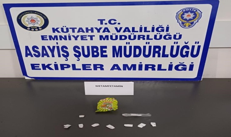 Kütahyada 3 kişinin üzerinde uyuşturucu madde ve kesici alet ele geçirildi