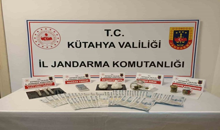 Kütahyada evinde uyuşturucu madde ve sahte para ele geçirilen şüpheli tutuklandı