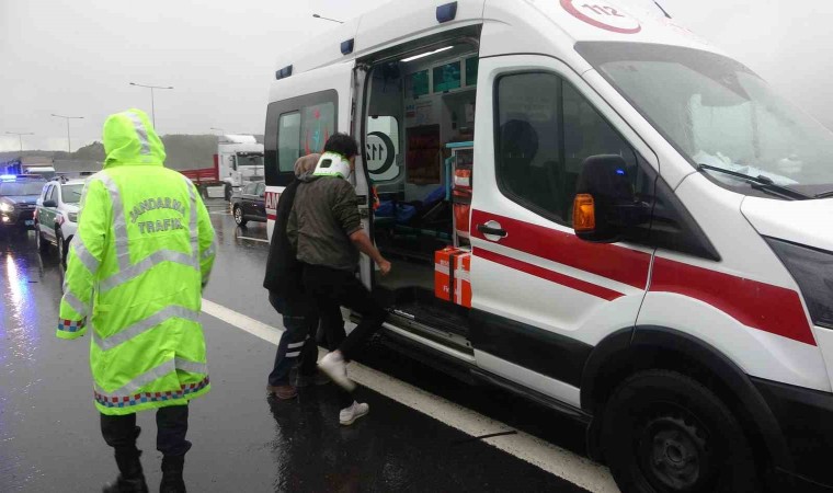 Kuzey Marmara Otoyolunda işçi servisi ile ticari taksi çarpıştı: 13 yaralı