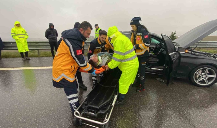 Kuzey Marmara Otoyolunda lüks otomobil tıra çarptı: 2si ağır 3 yaralı