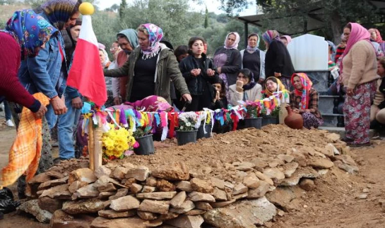 Madendeki göçükte ölen oğlunun mezarına kapanıp gözyaşı döktü