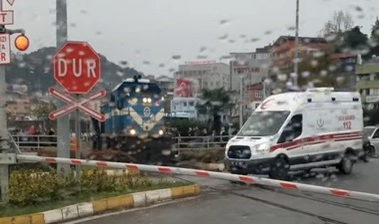 Makinist treni durdurup ambulansa yol verdi