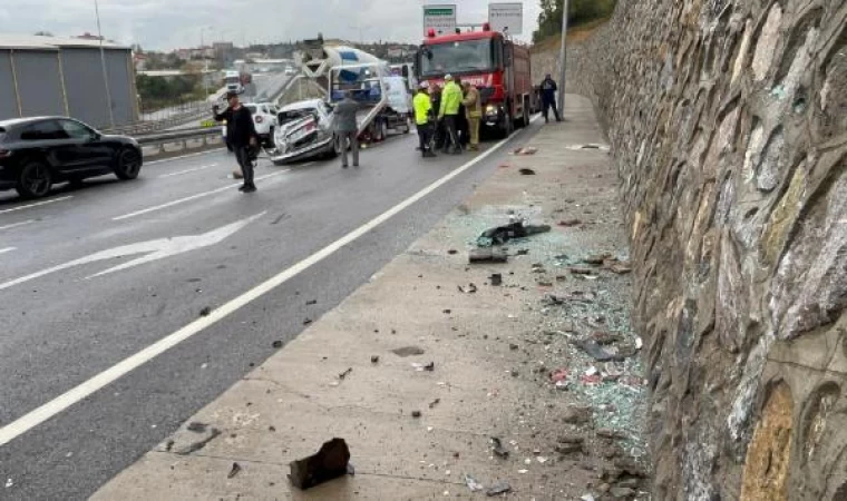 Maltepe’de otomobil istinat duvarına çarptı: 2 yaralı  