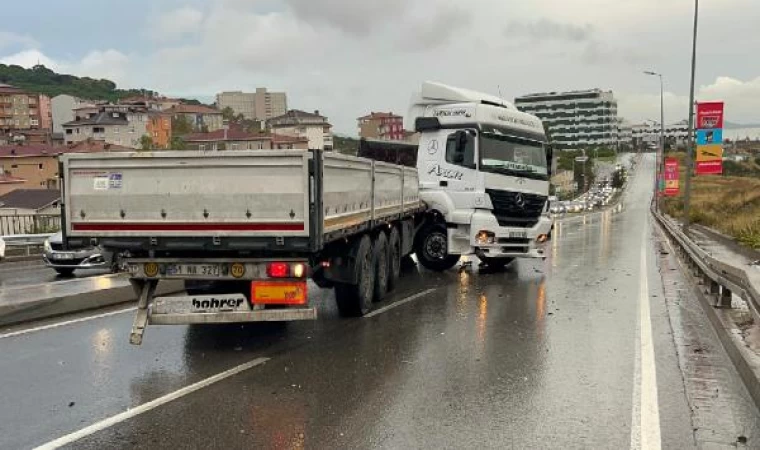 Maltepe’de TIR refüje çıktı: Yol trafiğe kapandı 