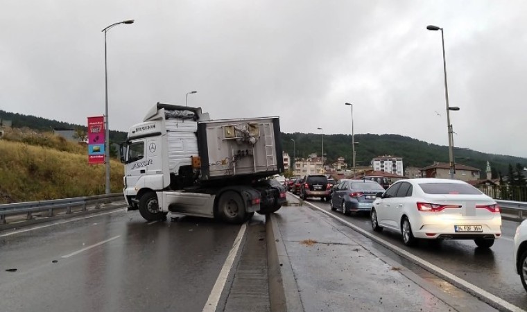 Maltepede, yağmurda ıslanan yolda kayan tır refüje çıktı