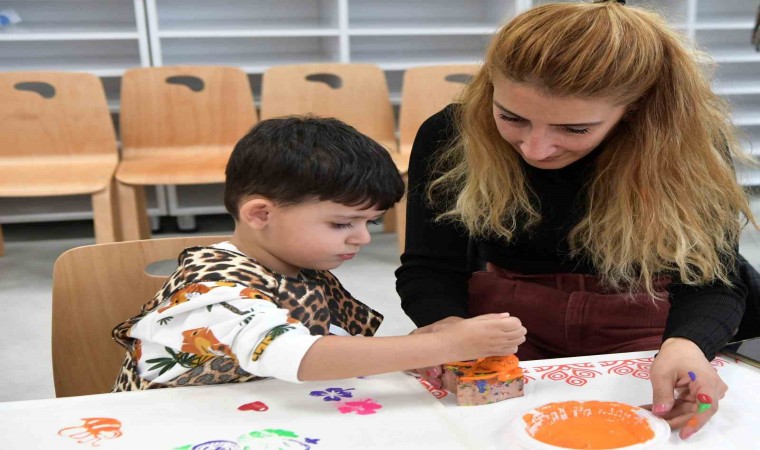 Mamakta çocuklar Baskı Atölyesinde çantaları süsledi