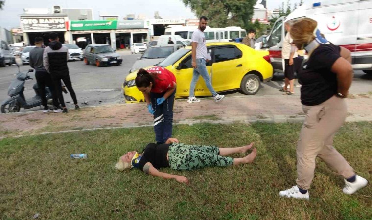 Manavgatta ters yönden giden otomobil ile ticari taksi çarpıştı: 2 yaralı