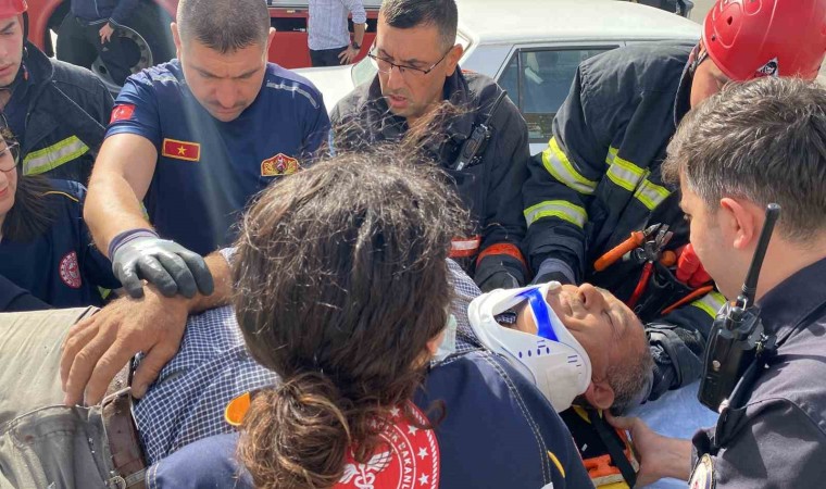 Manisada ambulansla otomobil çarpıştı: 2 yaralı