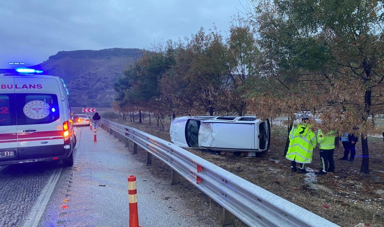 Manisada bariyerlere çarpan araç yan yattı: 1 yaralı