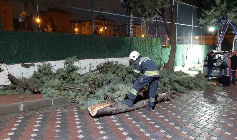 Manisada büyükşehir ve MASKİ ekipleri fırtına ve sağanak yağış mesaisinde