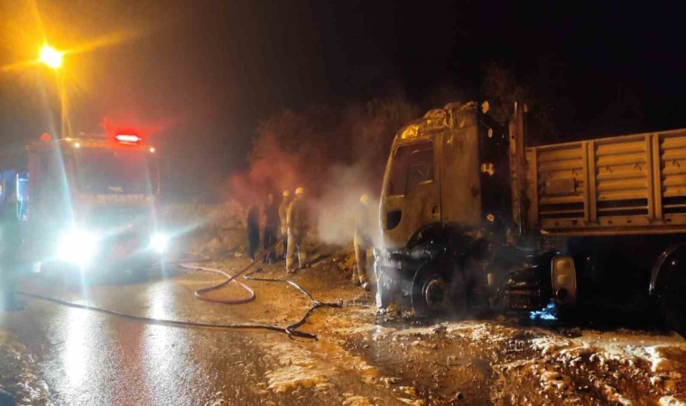 Mardinde park halindeki tır alev aldı