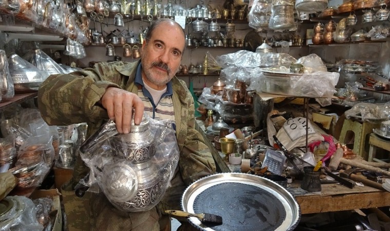 Mardinli kardeşler babalarından öğrendikleri bakırcılığı sürdürüyorlar