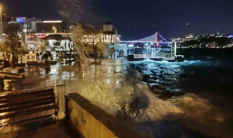 Marmara Denizinde fırtına: Dalgalar 2 3 metreye ulaştı, seferler iptal edildi