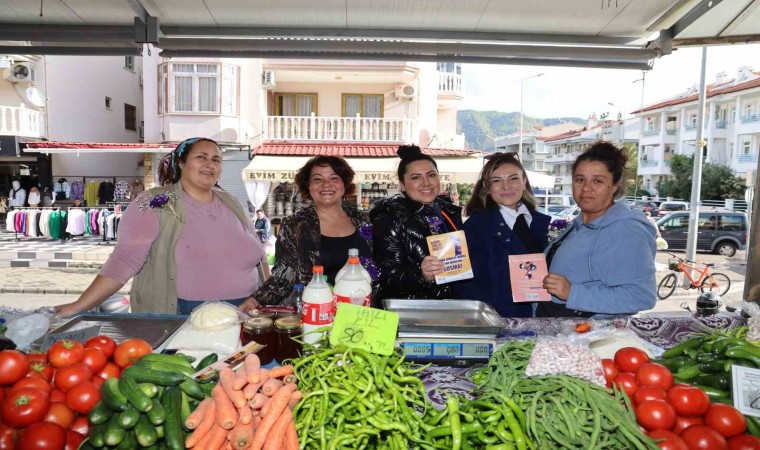 Marmariste kadınlara hem broşür hem çiçek