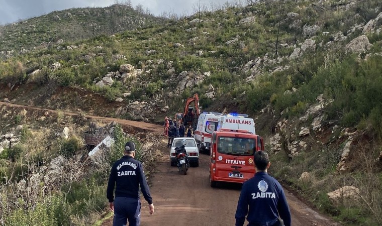 Marmariste kereste yüklü kamyon devrildi