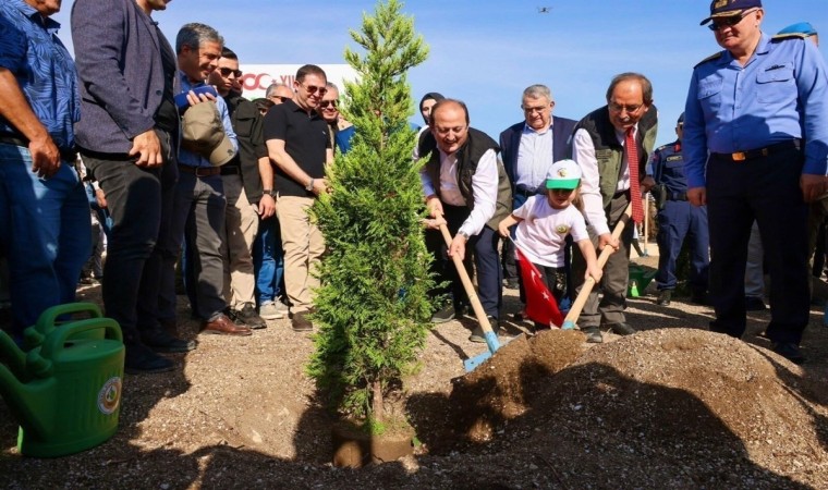 Mersinde Milli Ağaçlandırma Gününde fidanlar toprakla buluştu