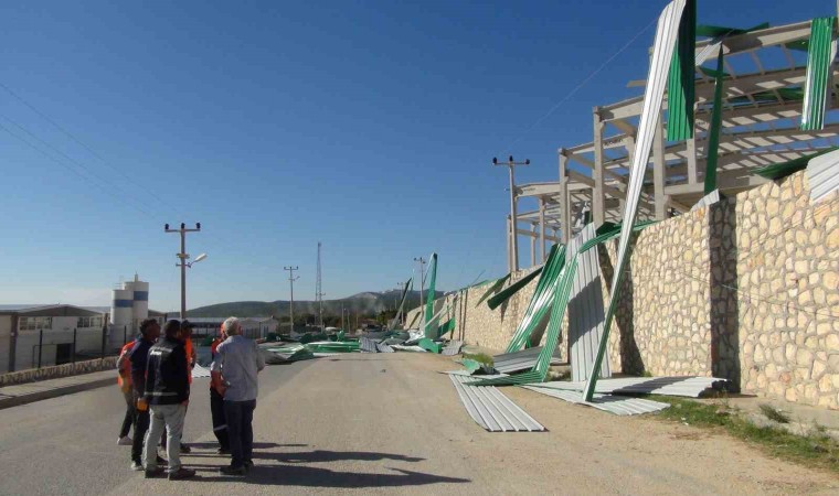 Mersinde şiddetli rüzgar fabrika inşaatı çatısını uçurdu