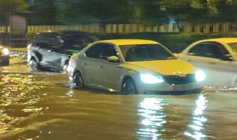 Mersin’de şiddetli yağmur ve fırtına hayatı olumsuz etkiledi