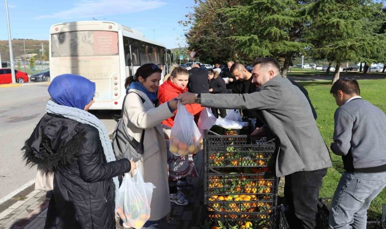 Mersinden gönderilen meyveler İzmitlilere dağıtıldı